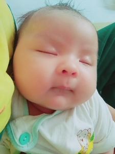 Các điều dưỡng viên của Nurse Care tiến hành dịch vụ tắm tại nhà cho bé Hana (con của mẹ Đan Quế). 