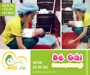 Bé Gái (con của mẹ Phương) đang được cô điều dưỡng viên của Nurse Care tắm rửa tại nhà
