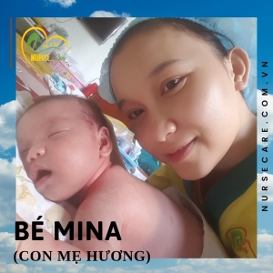 Các cô điều dưỡng viên Nurse Care đang tắm cho Bé Mina (con của mẹ Hương) tại nhà.