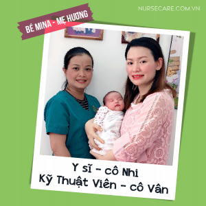 Các điều dưỡng viên của Nurse Care tiến hành dịch vụ tắm tại nhà cho Mina (con của mẹ Hương) 