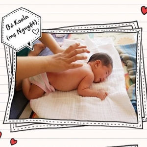 Bé Koala (con mẹ Nguyệt) đang được các cô điều dưỡng Nurse Care tiến hành tắm và massage tại nhà. 