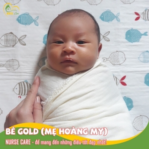 BÉ GOLD (CON CỦA MẸ HOÀNG MY) ĐANG ĐƯỢC CÁC CÔ ĐIỀU DƯỠNG NURSE CARE TẮM TẠI NHÀ