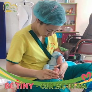 HÌNH ẢNH BÉ TINY (CON MẸ TRÂM) ĐANG ĐƯỢC CÔ ĐIỀU DƯỠNG NURSE CARE TẮM TẠI NHÀ.