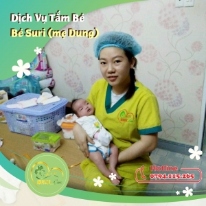 HÌNH ẢNH CỦA BÉ SURI (CON CỦA MẸ DUNG) ĐANG ĐƯỢC CÔ ĐIỀU DƯỠNG NURSE CARE TẮM TẠI NHÀ