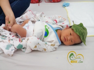 CÔNG CHÚA NHỎ (CON CỦA MẸ THẢO HIỀN) ĐANG ĐƯỢC CÔ ĐIỀU DƯỠNG NURSE CARE CHĂM SÓC TẮM & MASSAGE TẠI NHÀ.