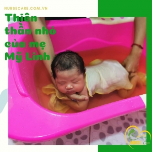 Thiên thần nhỏ của mẹ Mỹ Linh đang được các cô điều dưỡng viên nhà Nurse Care chăm sóc