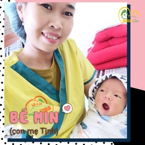 Các điều dưỡng viên của Nurse Care tiến hành dịch vụ tắm tại nhà cho Bé Min (con mẹ Tịnh)
