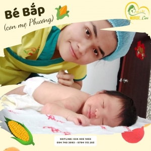 Các điều dưỡng viên của Nurse Care tiến hành dịch vụ tắm tại nhà cho bé Bắp (con của mẹ Phương) 