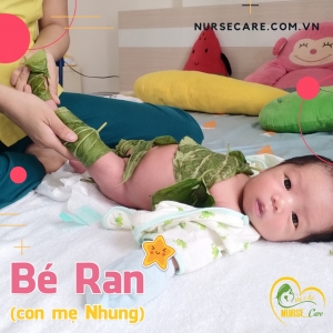 Các điều dưỡng viên của Nurse Care tiến hành dịch vụ tắm tại nhà cho Bé Ran (con của mẹ Nhung) 