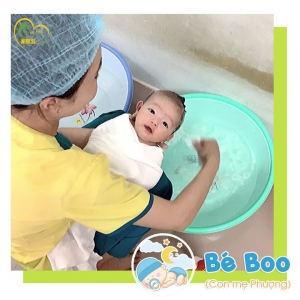 BÉ BOO (CON CỦA MẸ PHƯỢNG) ĐANG ĐƯỢC ĐIỀU DƯỠNG VIÊN NHÀ NURSE CARE CHĂM SÓC TẮM & MASSAGE TẠI NHÀ.