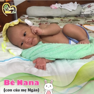 Các điều dưỡng viên của Nurse Care tiến hành dịch vụ tắm tại nhà cho bé Nana (con của mẹ Ngân). 