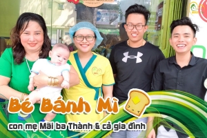 Các điều dưỡng viên của Nurse Care tiến hành dịch vụ tắm tại nhà cho bé Bánh Mì (con của mẹ Mãi, ba Thành).