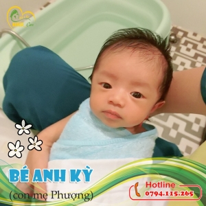 Các điều dưỡng viên của Nurse Care tiến hành dịch vụ tắm tại nhà cho Bé Anh Kỳ (con của mẹ Phương). 