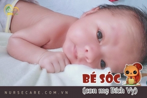 Các điều dưỡng viên của Nurse Care tiến hành dịch vụ tắm tại nhà cho Bé Sóc (con của mẹ Bích Vy).
