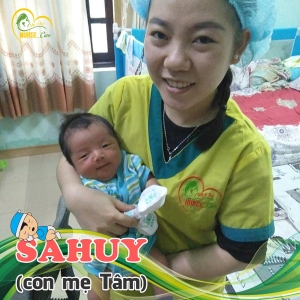 Các điều dưỡng viên của Nurse Care tiến hành dịch vụ tắm tại nhà cho Bé Sahuy (con của mẹ Tâm). 