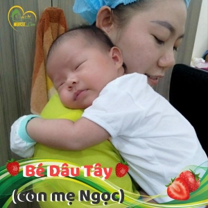 Các điều dưỡng viên của Nurse Care tiến hành dịch vụ tắm tại nhà cho Bé Dâu Tây (con của mẹ Ngọc). 