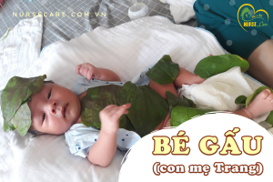 Các điều dưỡng viên của Nurse Care tiến hành dịch vụ tắm tại nhà cho Bé Gấu (con của mẹ Trang).