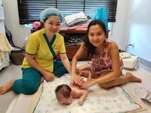 Các điều dưỡng viên của Nurse Care tiến hành dịch vụ tắm tại nhà cho bé André (con mẹ Mai & ba Arnaud).