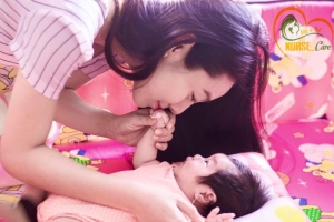 Các điều dưỡng viên của Nurse Care tiến hành dịch vụ tắm tại nhà cho Bé Sochu Nguyên An (con của mẹ Thảo).