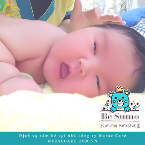 Các điều dưỡng viên của Nurse Care tiến hành dịch vụ tắm tại nhà cho Bé Sumo (con của mẹ Dung).