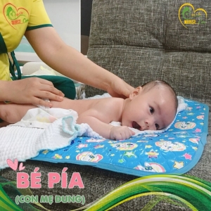 Các điều dưỡng viên của Nurse Care tiến hành dịch vụ tắm tại nhà cho Bé Pía (con của mẹ Dung).