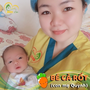 Các điều dưỡng viên của Nurse Care tiến hành dịch vụ tắm tại nhà cho Bé Cà Rốt (con của mẹ Quỳnh).
