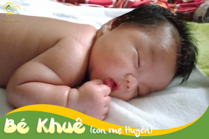 Các điều dưỡng viên của Nurse Care tiến hành dịch vụ tắm tại nhà cho Bé Khuê (con của mẹ Huyền). 