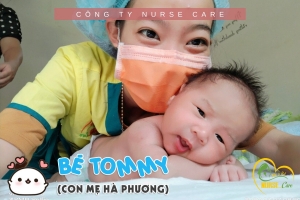 Các điều dưỡng viên của Nurse Care tiến hành dịch vụ tắm tại nhà cho bé Tommy (con của mẹ Hà Phương)