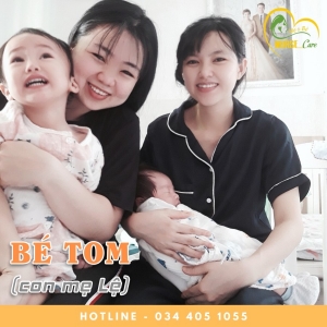 Các điều dưỡng viên của Nurse Care tiến hành dịch vụ tắm tại nhà cho Bé Tom (con của mẹ Lệ).