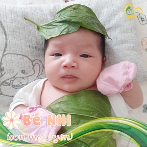 Các điều dưỡng viên của Nurse Care tiến hành dịch vụ tắm tại nhà cho Bé Nhi (con của mẹ Uyên). 
